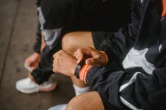 Montre GPS Coros Pace 3 portée au poignet pendant une sortie de running