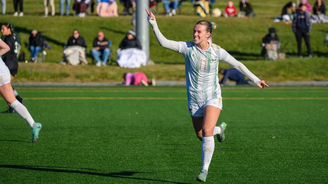 Étudiant en tenue de running devant l'entrée d'une salle de sport, sac sur l'épaule